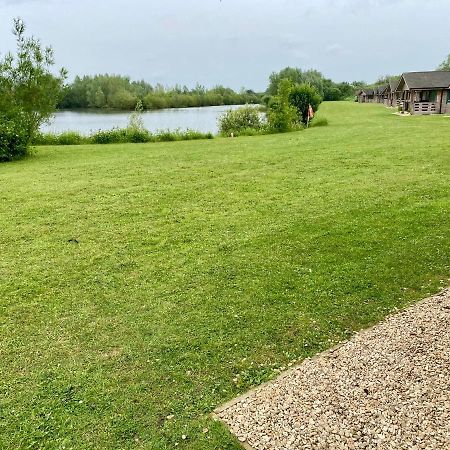 Reeds Lodge, Lake Pochard South Cerney Bagian luar foto