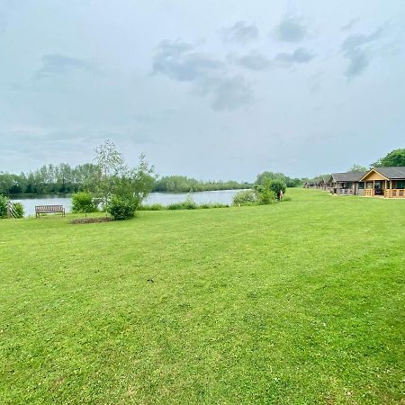 Reeds Lodge, Lake Pochard South Cerney Bagian luar foto