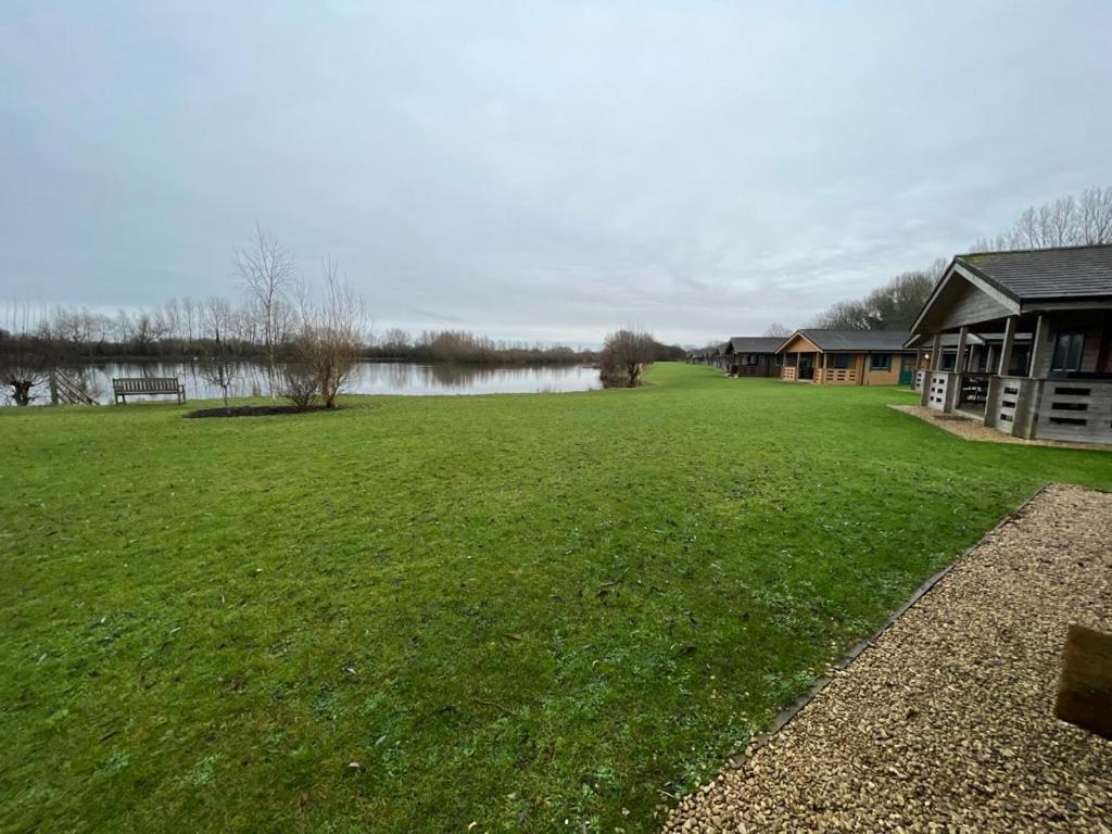 Reeds Lodge, Lake Pochard South Cerney Bagian luar foto