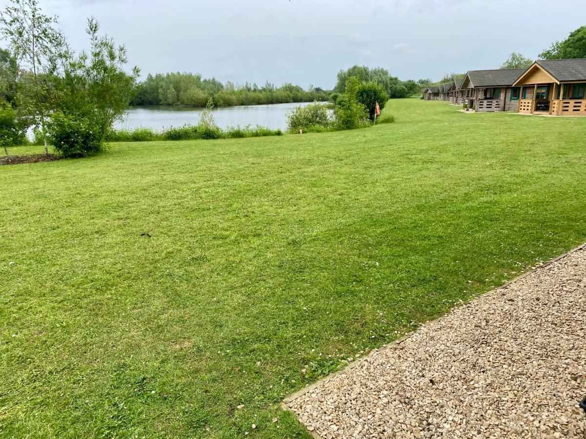 Reeds Lodge, Lake Pochard South Cerney Bagian luar foto