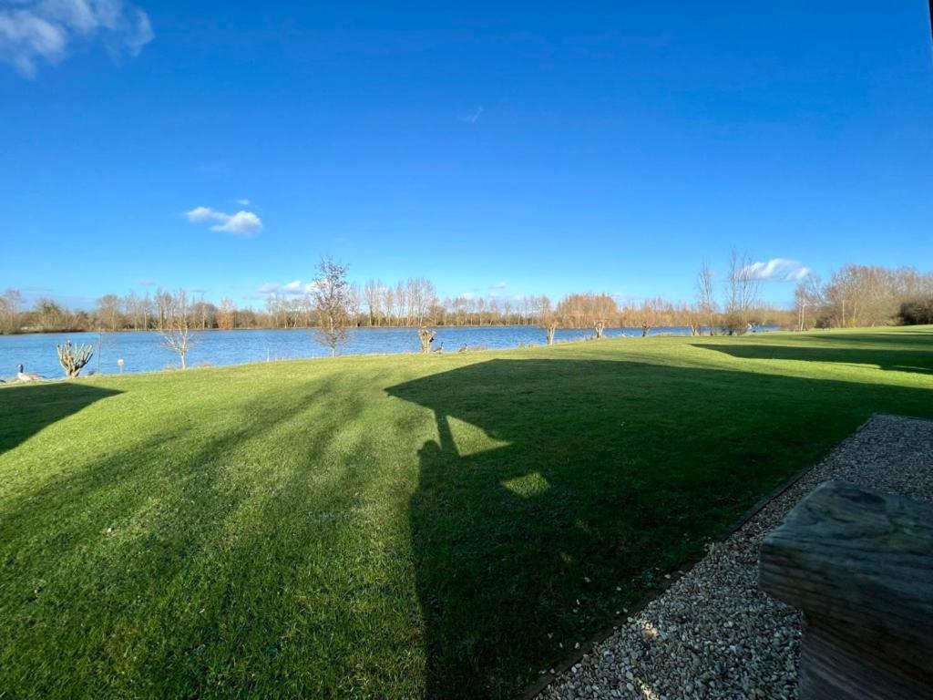Reeds Lodge, Lake Pochard South Cerney Bagian luar foto