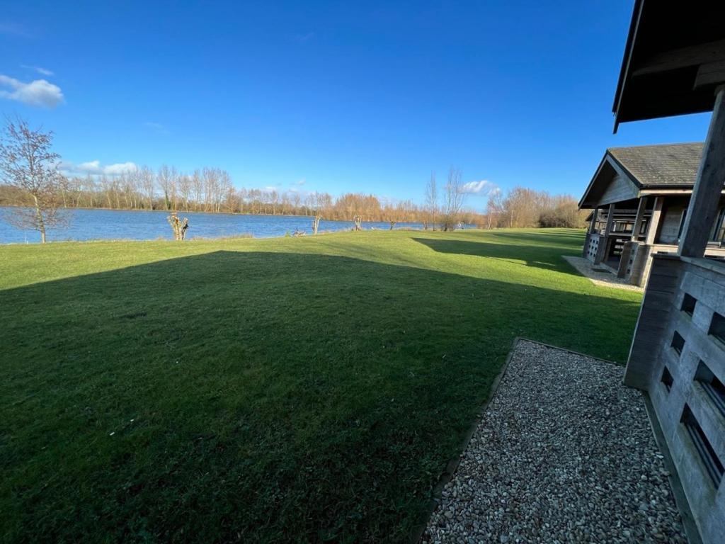 Reeds Lodge, Lake Pochard South Cerney Bagian luar foto