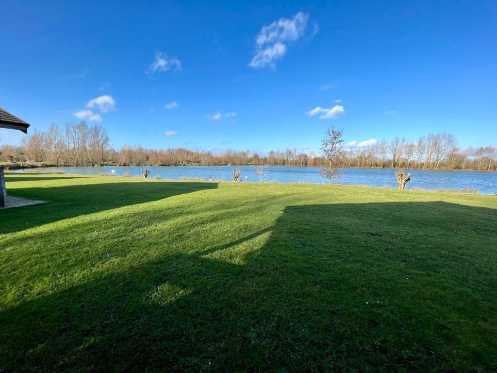 Reeds Lodge, Lake Pochard South Cerney Bagian luar foto